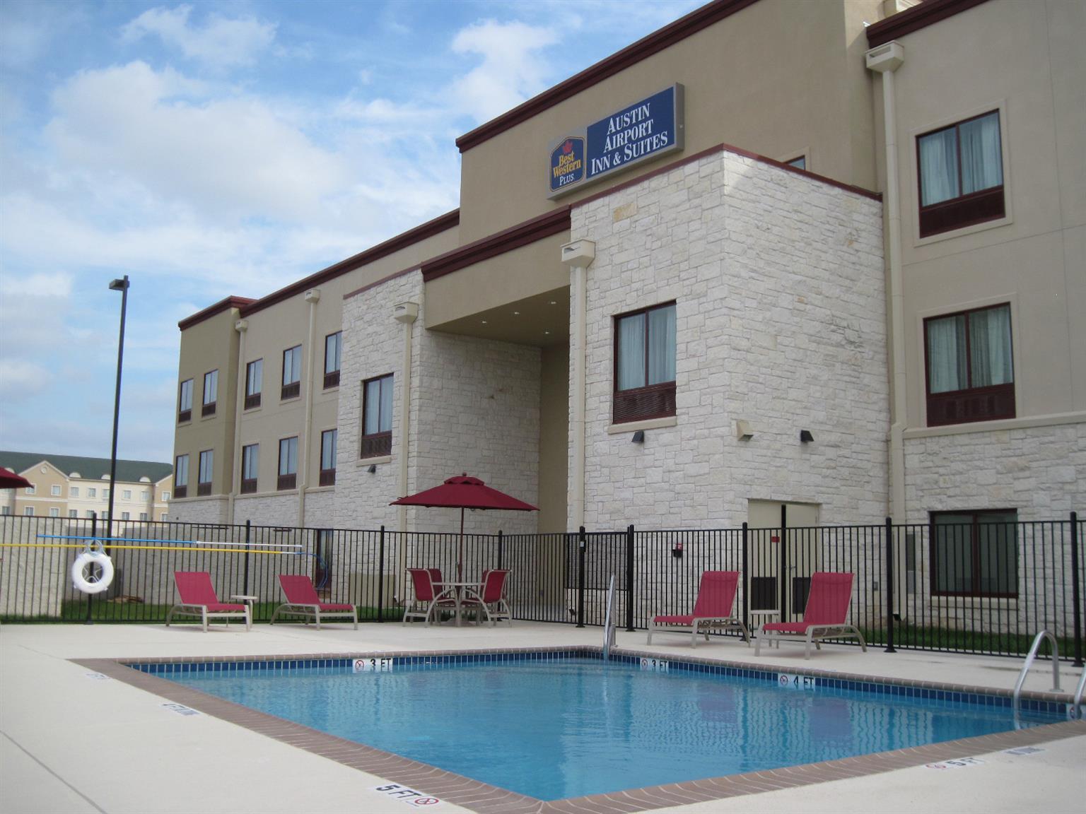 Best Western Plus Austin Airport Inn & Suites מראה חיצוני תמונה
